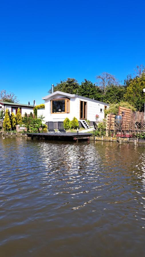 Het Witte Chalet Aan Het Water Van Monumentaal Fort Ooltgensplaat Екстериор снимка