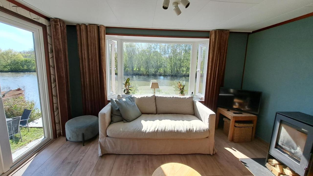 Het Witte Chalet Aan Het Water Van Monumentaal Fort Ooltgensplaat Екстериор снимка
